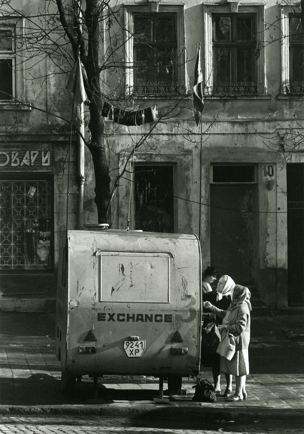 <p>KICKEN BERLIN</p>
<p> </p>
<p>Barbara Klemm (*1939)<strong>, </strong><em>Lemberg, Ukraine,</em> 1996. © Barbara Klemm; Courtesy Kicken Berlin</p>