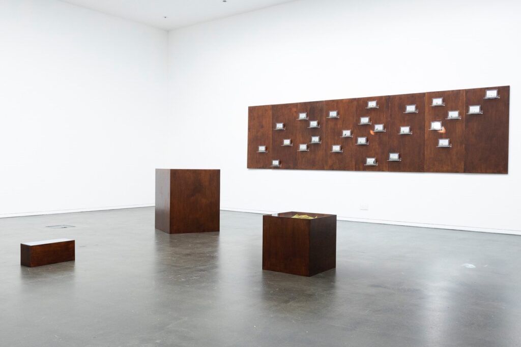 <p>GALERIE GEORG NOTHELFER · <em>Gallery Openings</em></p>
<p> </p>
<p class="p1">archiv SANDER I SCHAAL, Installationsansicht <em>KONSOLIDIERUNG</em>, <em>modular archive I-II</em>, 2022, Courtesy the artists, Photo: Finja Sander</p>