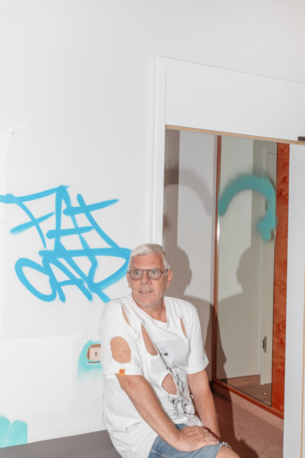 <p>Gallery Weekend Festival, 2023. Reading performance by Karl Holmqvist, <i><span lang="EN-US">Do you read me!!? and Make Up</span></i>. Photo: Silke Briel</p>