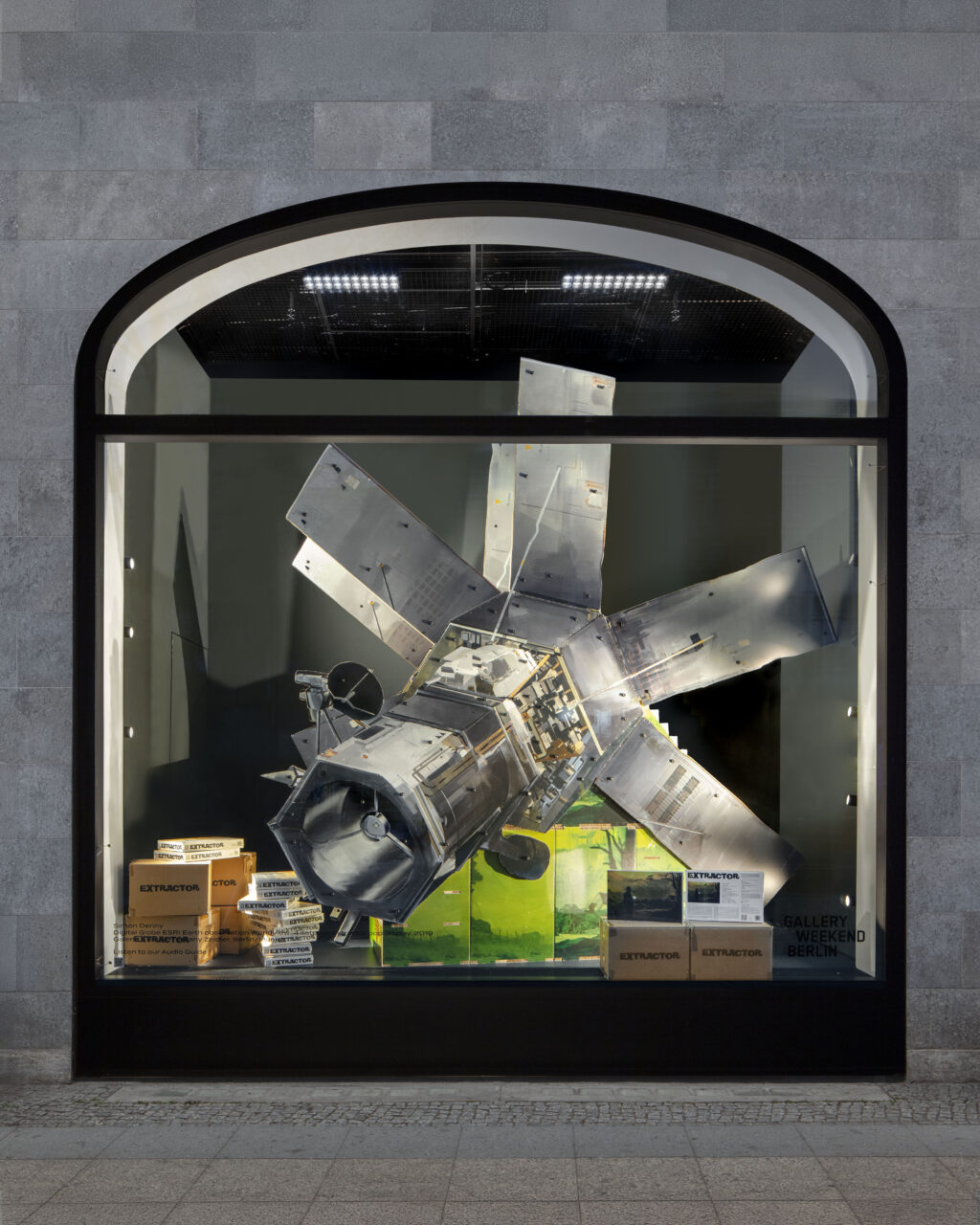 <p>KaDeWe x Gallery Weekend Berlin 2026</p>
<p>&nbsp;</p>
<p>Simon Denny Courtesy of Kraupa-Tuskany Zeidler © Ludger Paffrath</p>
